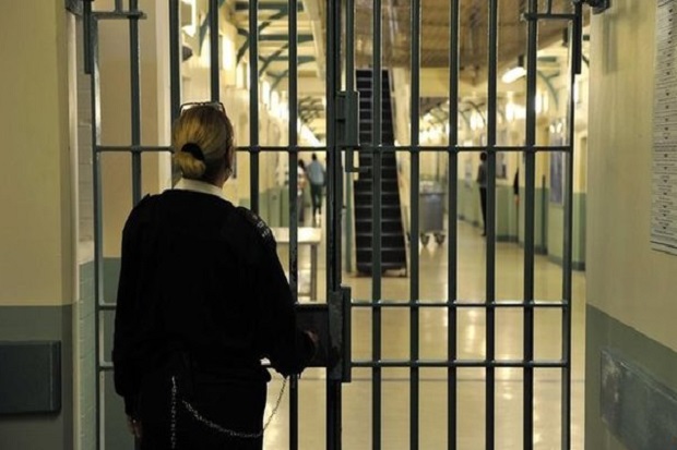 Staf penjara Inggris paksa tahanan wanita bercumbu