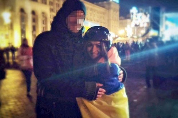 Demonstran cantik Ukraina justru jatuh cinta pada polisi