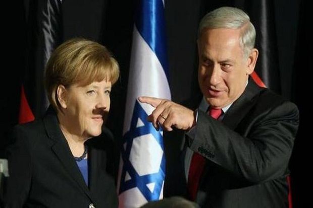 Foto Merkel berkumis mirip Hitler jadi bahan ledekan