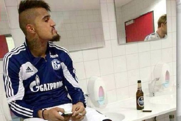 Foto Boateng merokok dan minum bir tersebar, Schalke ngamuk