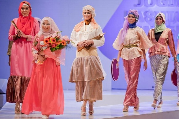 Menjadi jutawan dari bisnis hijab fashion
