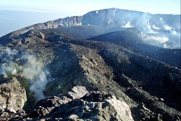 Gempa & embusan asap masih terjadi di Gunung Slamet