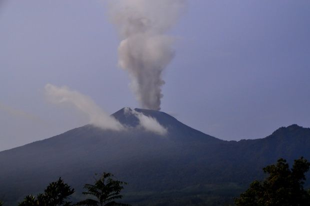 Guci & Tuwel diguyur abu vulkanik Gunung Slamet