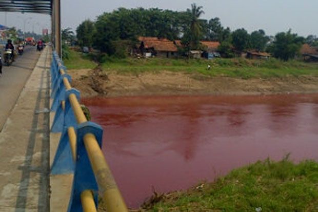 Air Sungai Citarum mendadak berwarna merah darah