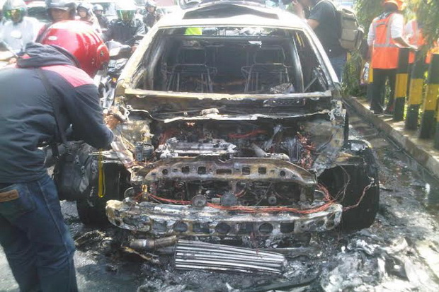 Toyota Yaris terbakar di Jalan Ahmad Yani