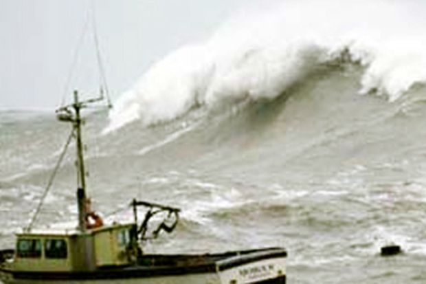 Tsunami mengancam, nelayan Wini NTT tetap melaut