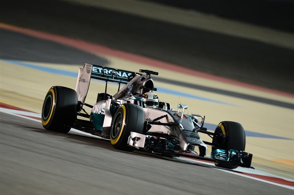 Lewis Hamilton Hattrick, Mercedes tak terbendung