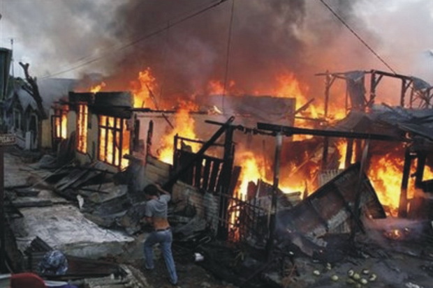 Massa pendukung caleg bakar rumah Kades Tlagah