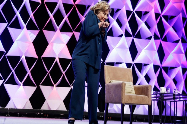 Penimpuk sepatu ke arah Hillary Clinton dibebaskan