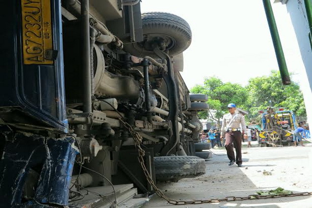 Jalan dipotong motor, bus Pelita Indah terguling