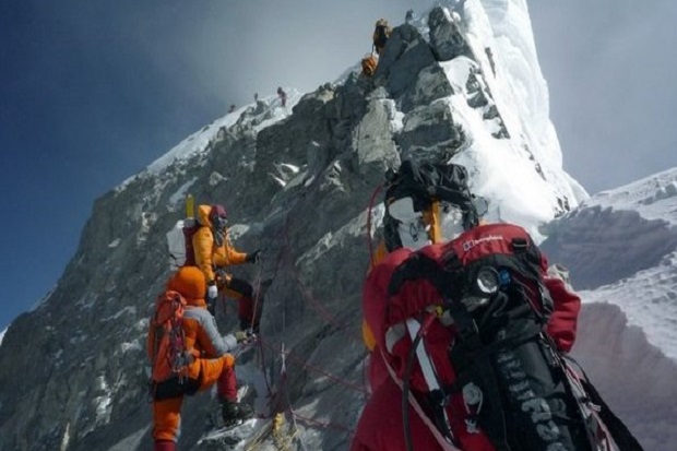 Dua belas pendaki Everest itu tewas terkubur salju