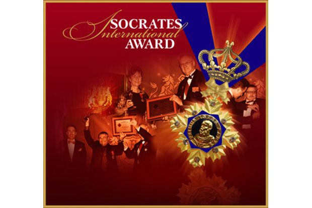Risma arak Socrates Award keliling Surabaya