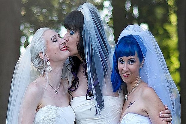 Perkawinan teraneh di dunia, 3 lesbian AS nikah satu ikatan