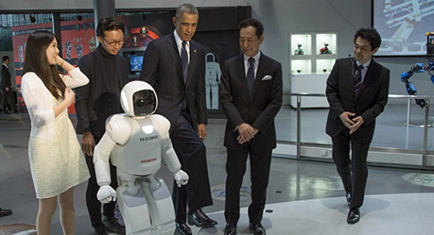 Obama lawan robot ASIMO main bola