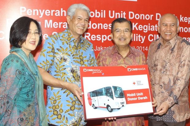 CIMB Niaga serahkan mobil unit donor darah ke PMI
