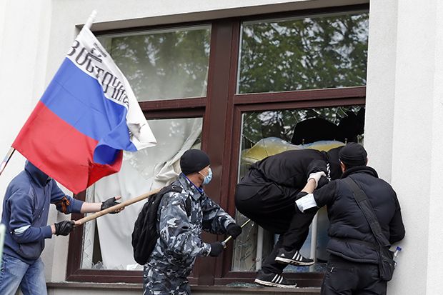 Separatis pro Rusia rebut gedung pemerintah di Luhansk