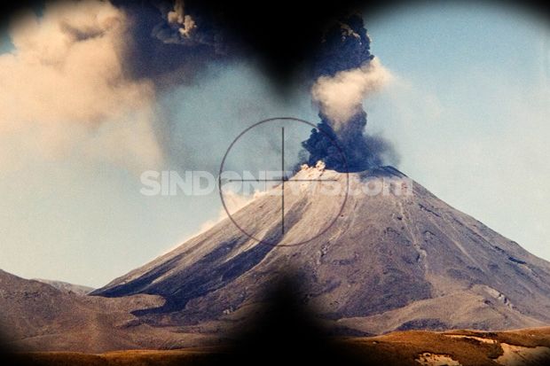 Gunung Bromo semburkan belerang hingga radius 10 kilometer