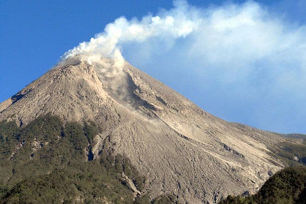 Warga mulai batasi aktivitas 5 km dari puncak Merapi