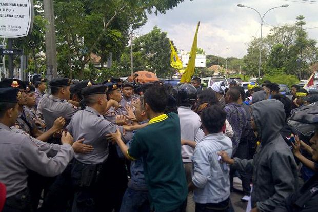 Polisi dan mahasiswa saling pukul di KPU Jabar