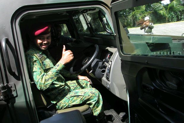 Putra mahkota Brunei Darussalam jajal senjata di Bandung