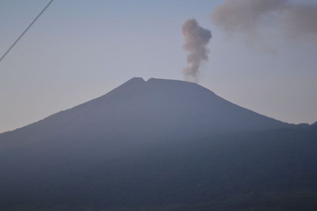 Gunung Slamet semburkan abu disertai sinar api