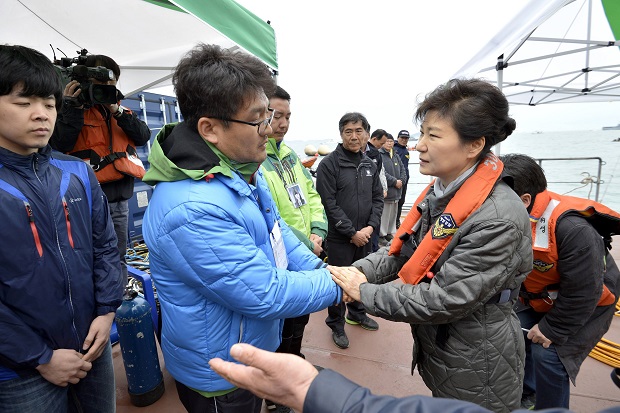 Terkait insiden feri Sewol, Geun-hye kembali minta maaf