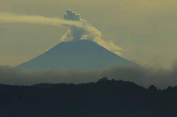 Gunung Slamet terus semburkan abu vulkanik
