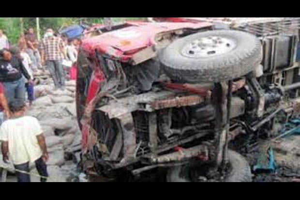Dua pemotor di Semarang tertimpa muatan truk