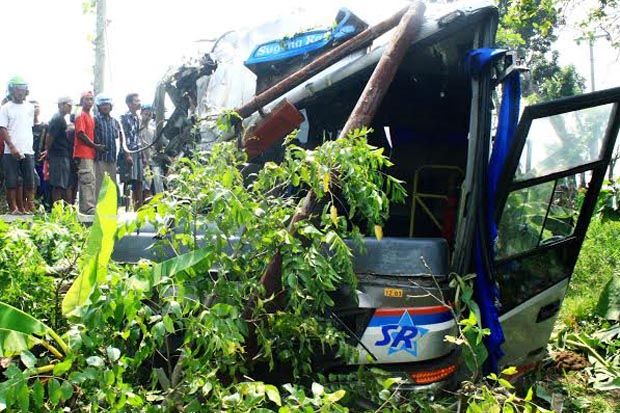 Bus hantam truk di Sragen 2 tewas