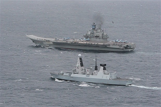 Kapal perang Rusia dan Inggris berhadapan