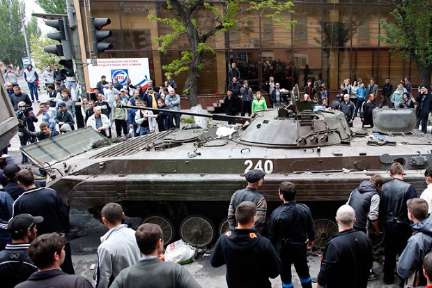 Pakai tank tempur, pasukan Kiev bunuh 20 massa pro-Rusia