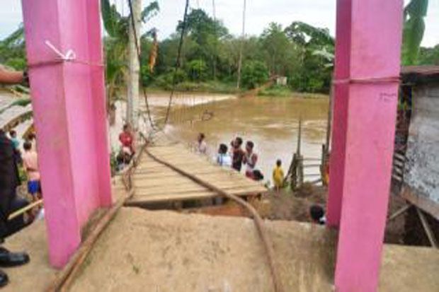 Warga buat rakit karena jembatan putus diterjang banjir