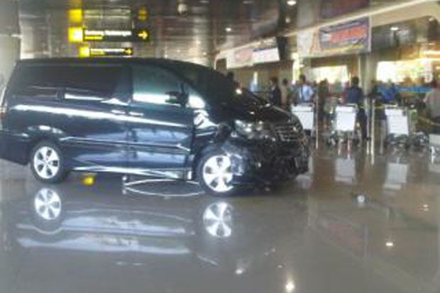 Alphard seruduk balita hingga tewas di Bandara Juanda