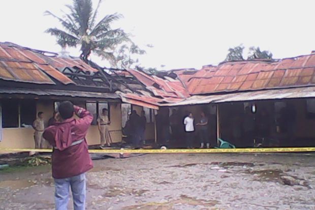 Polisi olah TKP kebakaran Kantor KPU Toraja Utara