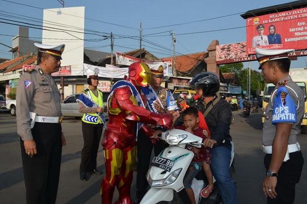 Ada Iron Man di Simpang 4 Cirebon
