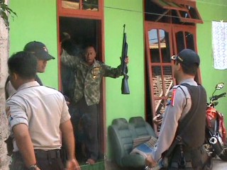 Menolak Ditangkap Jaksa, Pensiunan TNI Ngamuk