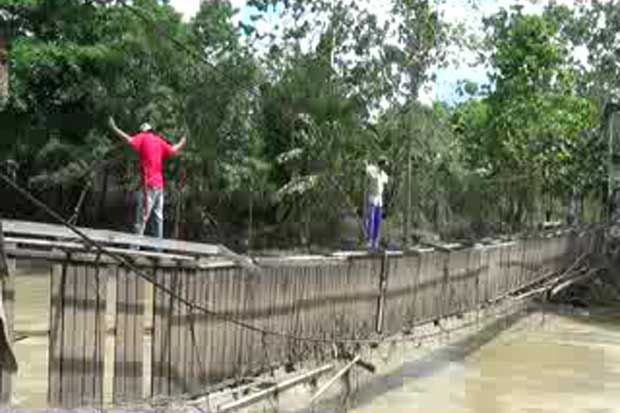 Jembatan di Bone Ambruk Diterjang Banjir