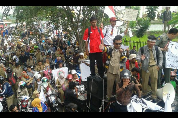 Ribuan Tenaga Honorer Kepung DPRD Banten