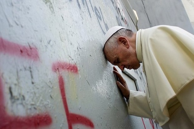 Tempelkan Kening di Tembok Penjajahan Israel, Paus Berdoa