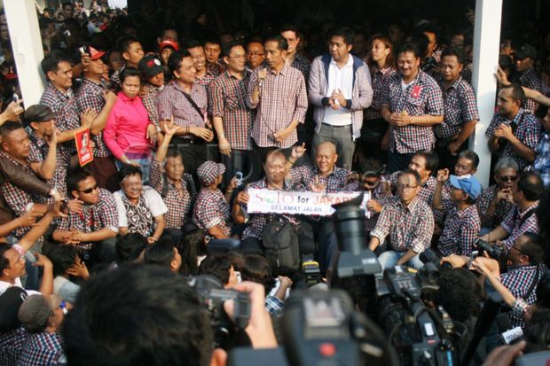 Jokowi Tetap Kenakan Kemeja Kotak-kotak
