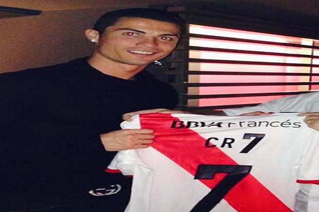 Ronaldo Dihadiahi Jersey River Plate