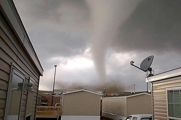 Menantang Maut, Warga AS Rekam Tornado Horor