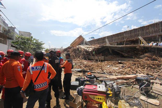 13 Orang Masih Tertimbun Reruntuhan Bangunan di Samarinda