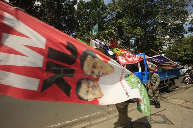 Rusak Pohon, Poster dan Spanduk Jokowi Ditertibkan