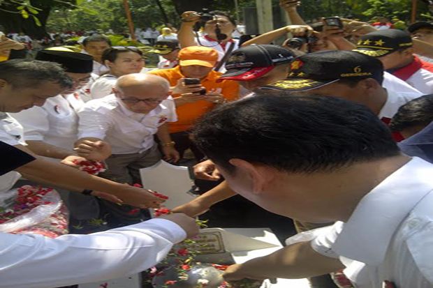 Makam Paman Prabowo Diserbu Ribuan Warga