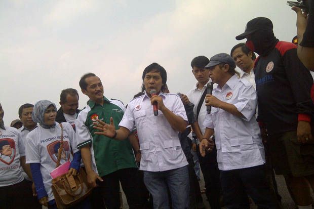 Komeng Baca Puisi di Depan Buruh Pendukung Prabowo
