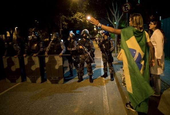 Warga Kepung Area Pembukaan Brazil 2014