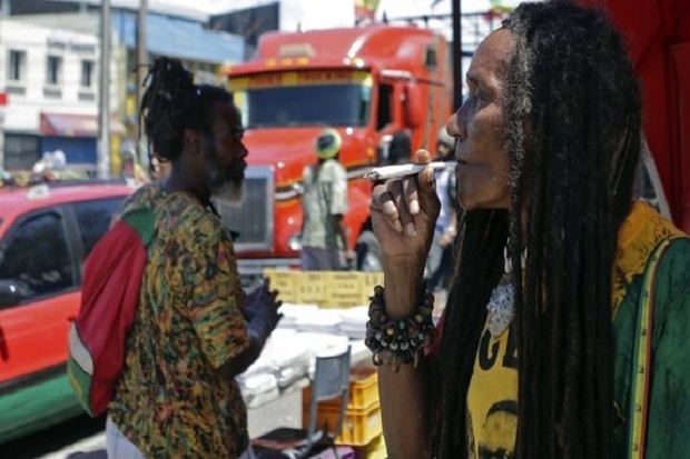 Jamaika Resmi Legalkan Ganja
