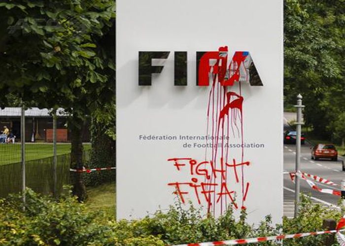 Logo FIFA Dirusak