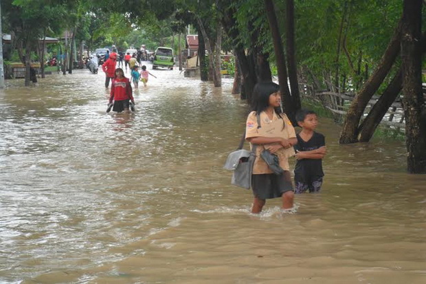 Banjir Wajo, Bocah SD Mendadak Ngojek Perahu